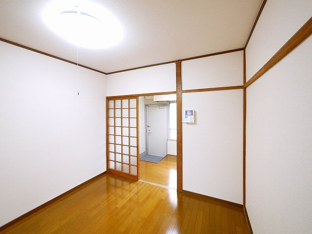 グランコートⅡ番館の居間・リビング|ゆったりとした居間です