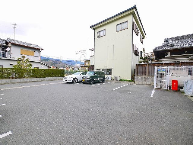 グランドールコートの駐車場|駐車場があるので、車を買う予定の方も安心です