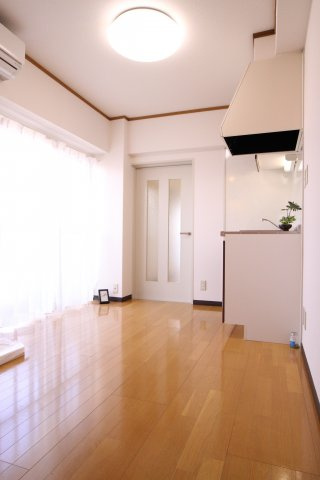 サニーパレス神陵台の居間・リビング