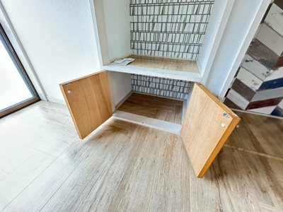 【収納】 | リラ新ゆり | 洋室6帖のお部屋にある収納スペースです♪書類や小物などを収納したり、インテリアを飾って楽しむこともできちゃいます♪