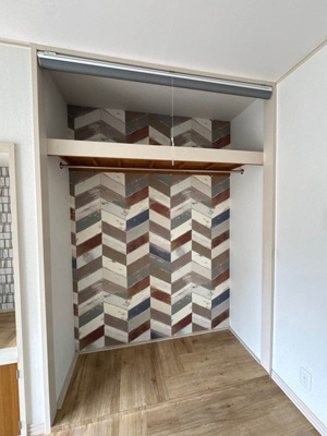【収納】 | リラ新ゆり | 洋室6帖のお部屋にあるオープンクローゼットです！大切なお洋服もしわにならないようにハンガーがけができます☆ロールスクリーン付きで使わない時は収納できます♪