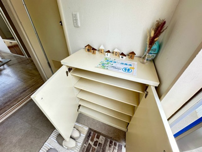 【玄関】 | リラ新ゆり | シューズボックス付きで玄関すっきり片付きます☆上部は飾り棚や小物置き場として活用できます♪