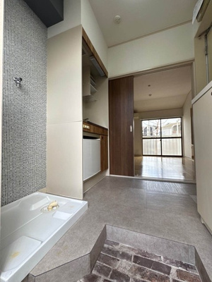 【玄関】 | リラ新ゆり | 玄関から室内への景観です！キッチンの奥に洋室6帖のお部屋があります♪
