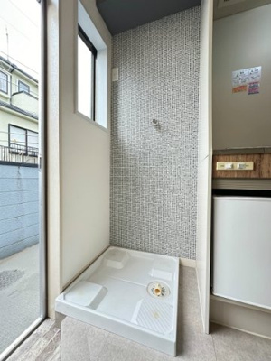 【設備】 | リラ新ゆり | キッチン横にある室内洗濯機置き場です♪防水パンが付いているので万が一の漏水にも安心です！