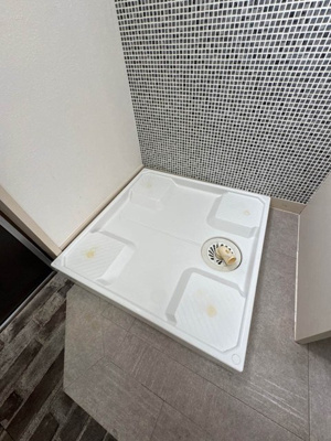 【設備】 | リラ新ゆり | キッチン横にある室内洗濯機置き場です♪防水パンが付いているので万が一の漏水にも安心です！
