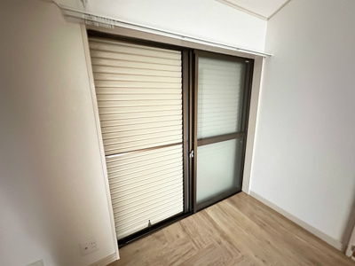 【セキュリティ】 | リラ新ゆり | 防犯雨戸付きなので夜やお出かけ時も安心です！雨戸は冬場の寒さ対策にもなります◎