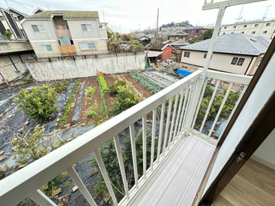 【バルコニー】 | リラ新ゆり | 洋室6帖のお部屋から繋がるバルコニーです♪お洗濯物を干したり、気分転換をするにも最適です☆