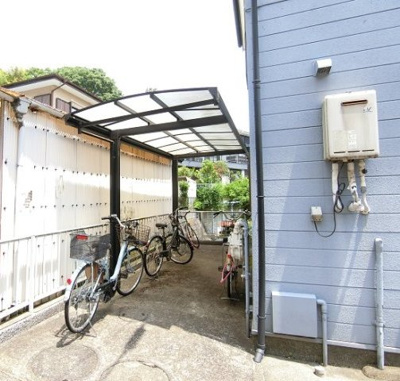【その他共用部分】 | リラ新ゆり | 屋根付きの駐輪場で雨が降っても大切な自転車が濡れなくてすみますね♪駅まで自転車もおすすめです！