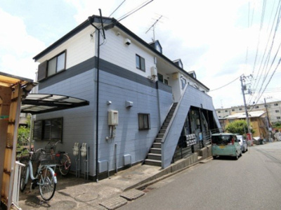 【外観】 | リラ新ゆり | 小田急線「百合ヶ丘」駅まで徒歩圏内！「新百合ヶ丘」駅にアクセス可能な最寄りバス停まで徒歩3分！閑静な住宅地にある2階建てアパートです♪