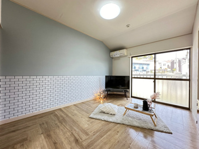 【洋室】 | リラ新ゆり | 洋室6帖☆バルコニーに繋がるお部屋です！エアコン完備で1年中快適☆オシャレなアクセントクロスが魅力的なお部屋です☆