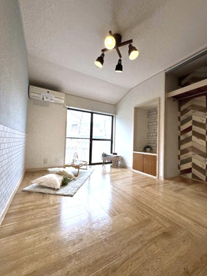 【洋室】 | リラ新ゆり | 洋室6帖☆バルコニーに繋がるお部屋です！エアコン完備で1年中快適☆オシャレなアクセントクロスが魅力的なお部屋です☆