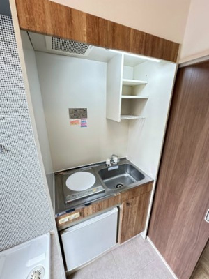 【キッチン】 | リラ新ゆり | IH1口クッキングヒーター付きのキッチンです☆火を使わないので安心なうえ、お掃除もラクラク♪ミニ冷蔵庫付きです☆