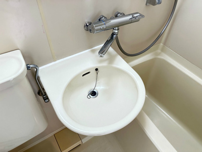 【洗面所】 | リラ新ゆり | バスルームにある洗面台です！鏡の前で身支度ばっちりできちゃいます◎