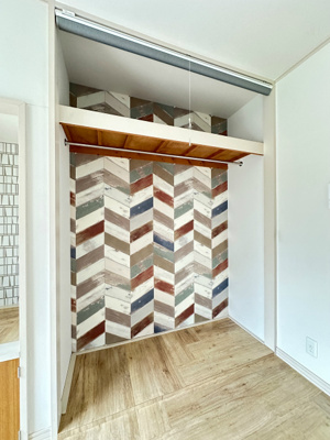 【収納】 | リラ新ゆり | 洋室6帖のお部屋にあるオープンクローゼットです！大切なお洋服もしわにならないようにハンガーがけができます☆