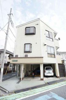 【外観】 | 1階駐車場となる、全4室の物件です。