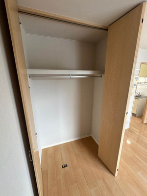 【収納】 | ダンデリオン | 洋室6.3帖のお部屋にあるクローゼットです♪大切なお洋服もしわにならないようハンガーがけができます☆