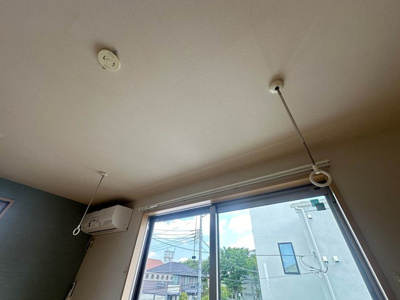 【設備】 | ダンデリオン | 洋室6.3帖のお部屋にある室内物干しです！雨の日やお出掛け時の室内干しにとても便利☆花粉や梅雨の時期に重宝しますね♪