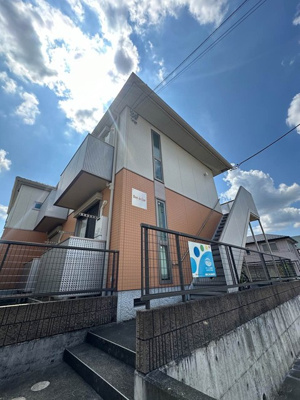 【外観】 | ダンデリオン | 「センター南」駅まで徒歩8分の2階建てアパートです♪2沿線利用可能で通勤・通学にも便利な立地☆駅前は商業施設が充実しています◎