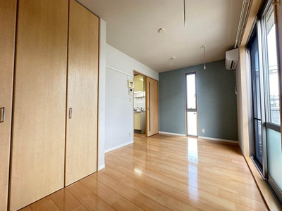 【洋室】 | ダンデリオン | 南東向き洋室6.3帖☆バルコニーに繋がる角部屋二面採光のお部屋は陽当たり良好♪エアコン付きで1年中快適に過ごせます☆