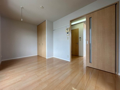 【寝室】 | ダンデリオン | 南東向き洋室6.3帖☆クローゼットがあります♪お洋服の多い方もお部屋が片付いて快適に過ごせますね♪