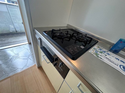 【キッチン】 | ダンデリオン | 2口ガスコンロ/グリル付きシステムキッチンです☆グリルがあるとお料理の幅が広がりますね♪自炊生活で楽しく健康に！