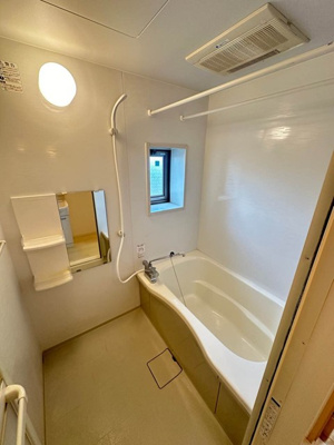 【浴室】 | ダンデリオン | 浴室暖房乾燥機＆物干しバー付きバスルーム！換気のできる小窓付きです♪お風呂に浸かって一日の疲れもリフレッシュ♪