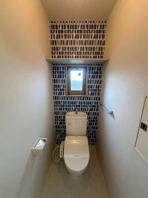 【トイレ】 | ダンデリオン | トイレは温水洗浄便座付き♪人気のバストイレ別です♪窓のあるトイレで換気もOK☆小物を置ける便利な棚やタオルハンガーも付いています♪