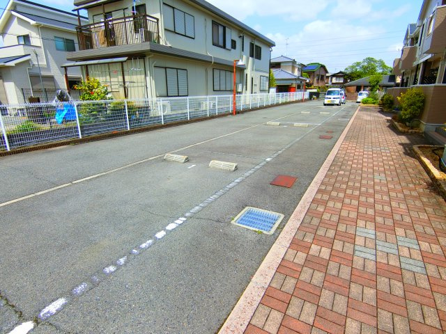 クロスローズの駐車場
