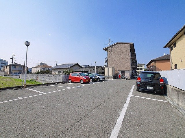 メゾン・ド・ラフィーネの駐車場|広い駐車場です。