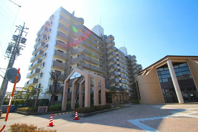 ラビデンス小牧南館の外観|名鉄小牧線「小牧原」駅に程近い、南館・北館あわせて192戸の大型マンション。