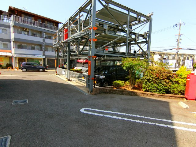 エレガンシア金剛の駐車場