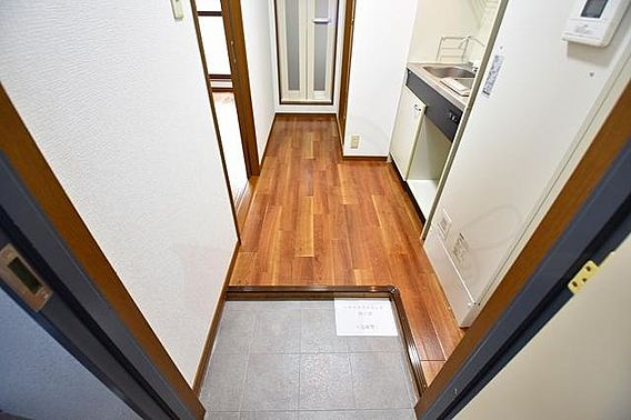 スリーライトカドニシの玄関