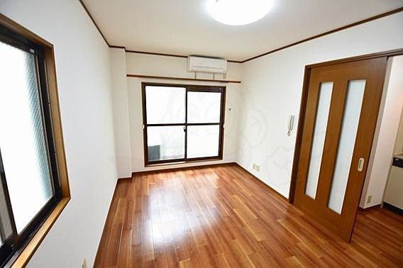 スリーライトカドニシの居間・リビング