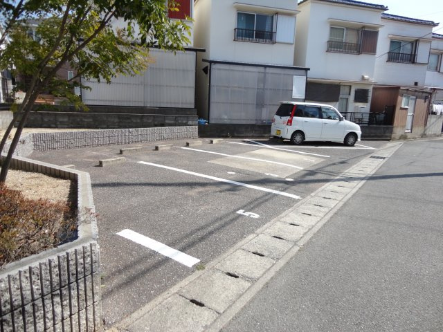 ハイツセラの駐車場