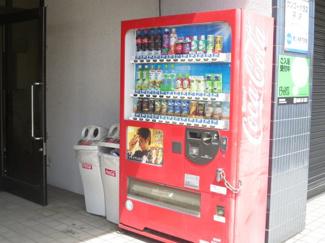 【その他】 | サンコーポラス平沢（携帯アンテナ収入有り） | エントランス自動販売機