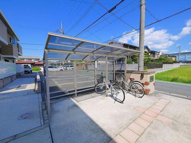 グランドール（法華寺町）のその他共用部分|屋根付きの駐輪場です