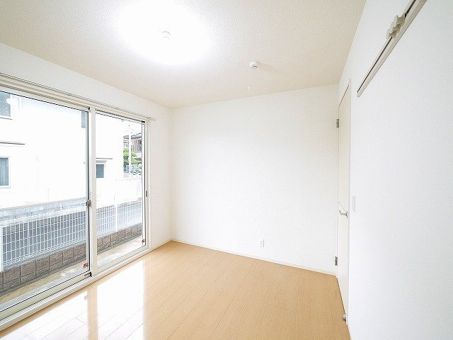 グランドール（法華寺町）の洋室|使い勝手のいい洋室です