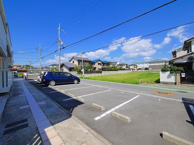 グランドール（法華寺町）の駐車場|車をお持ちの方に嬉しい駐車場付きの物件です