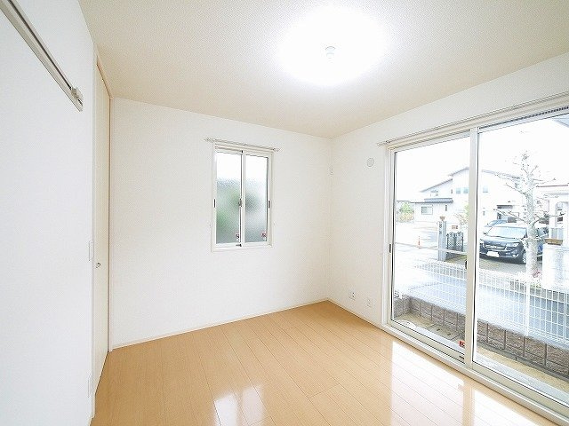 グランドール（法華寺町）の洋室|明るい洋室です