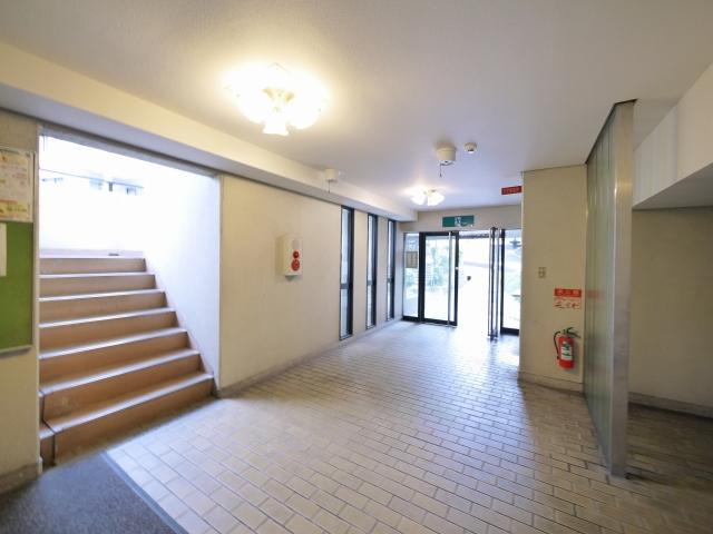 メゾン東生駒のその他共用部分|毎日通るエントランスはこのようになっています