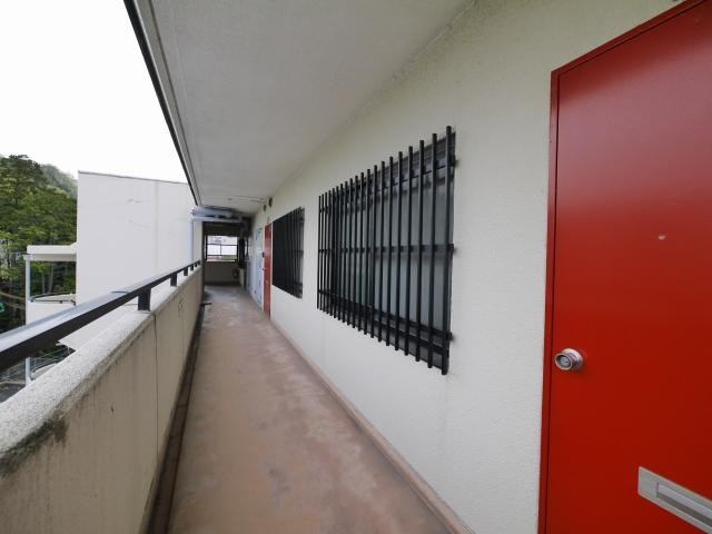 メゾン東生駒のエントランス|ゆとりのあるエントランスです