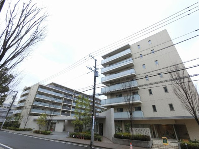 【外観】 | オーベルグランディオ横浜鶴見ブリーズテラス | 南西向きにつき日照・採光良好。階下は共用部分につき足音等の心配は軽減出来ます♪