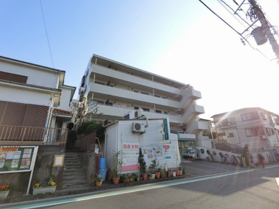 【外観】 | エミグラント東寺尾 | 1階部分に生協あり