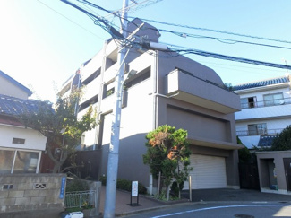 【外観】 | 東南角部屋につき日照・通風良好です。廊下側も人通りが少なくプライバシーを保つ事が出来ます！
