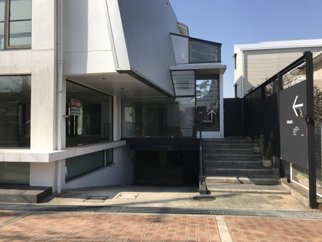 芦屋市川西町　ダイナオックスビルの外観|地下駐車場の入り口