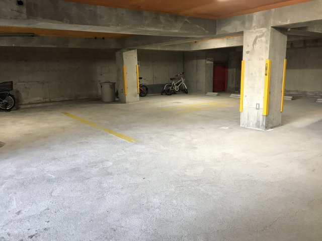 芦屋市川西町　ダイナオックスビルの駐車場