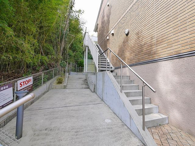 グランモア学園前のエントランス|落ち着いたエントランスです