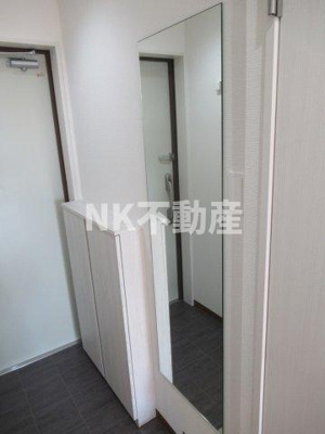 【玄関】 | ヴェルドミール小阪（河内小阪賃貸） | 玄関に鏡が付いています