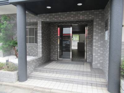 【エントランス】 | GRAND STEDY八戸ノ里（グランドステディヤエノサト）（八戸ノ里賃貸） | エントランスです