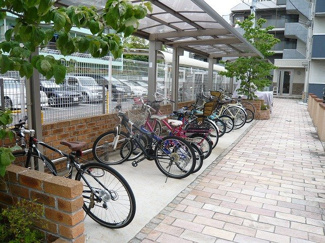 【その他共用部分】 | 屋根付きの駐輪場で雨が降っても大切な自転車が濡れなくてすみますね♪駅まで自転車もおすすめです！